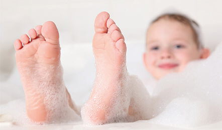 Kleiner Junge in Badewanne